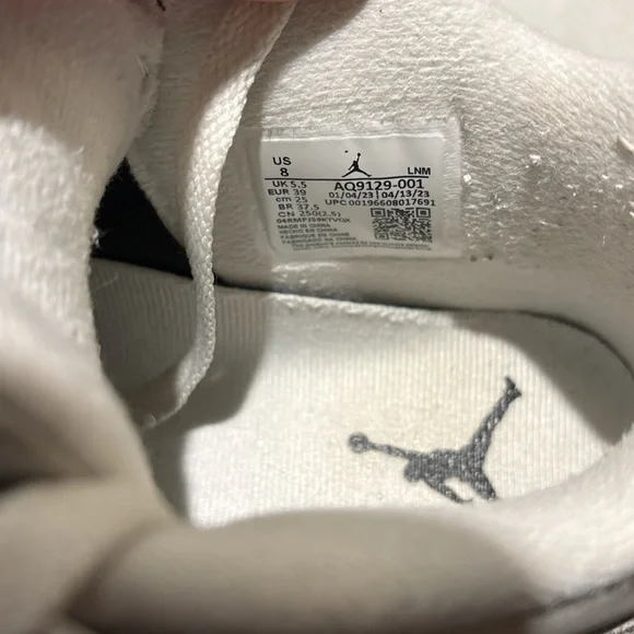 Gray Air Jordan 4 Sneakers ‘frozen moments’